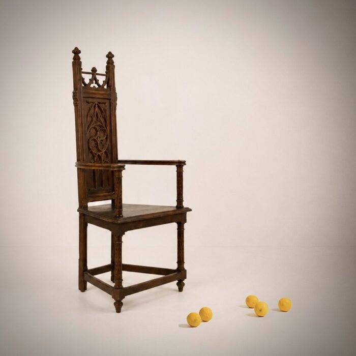 HAUTE EPOQUE MEDIEVAL, Fauteuil en bois sculpté, France, circa 1900