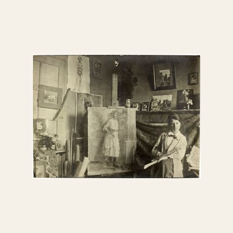Jeanne Malivel dans son atelier — portrait via Wikimedia Commons