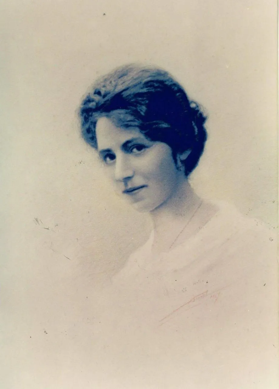 Portrait de Jeanne Malivel, présentation en noir et blanc tramé