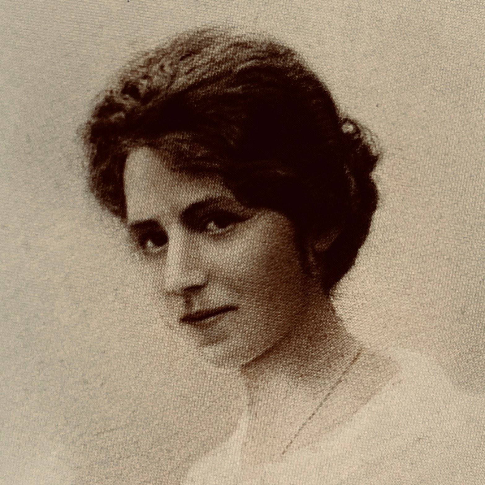 Portrait de Jeanne Malivel, présentation en noir et blanc tramé