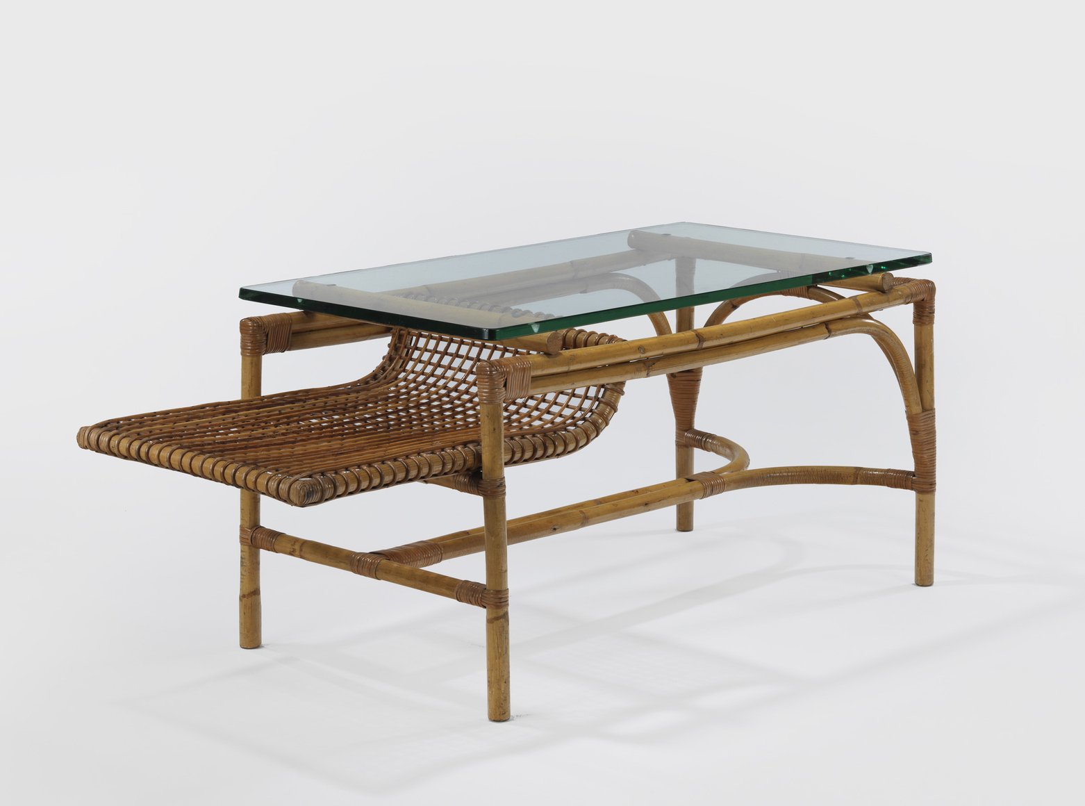 Table basse de Louis Sognot en rotin et verre, édition Chevallier, présentée par Demisch Danant